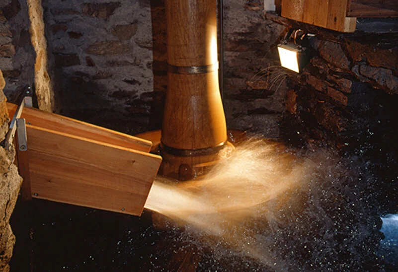 La ruota del mulino mossa dall’acqua del riale Efra